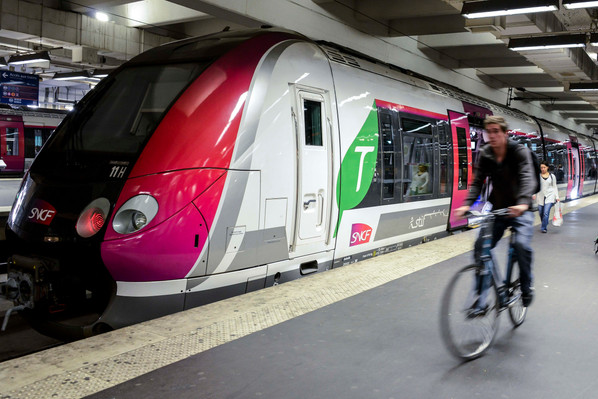 Gare du Nord, quai banlieu, train Francilien de Bombardier, voyageurs ..Gare du Nord, transport ferroviaire, RRF, Reseau Ferre de France, SNCF Transilien