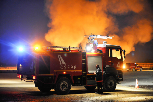 exercice de feu de nuit sur la maquette avion, pompier d'aeroport, preparation du materiel d'intervention..Plateau technique, simulateur de feu, Vehicule d'Intervention Mousse, VIM.