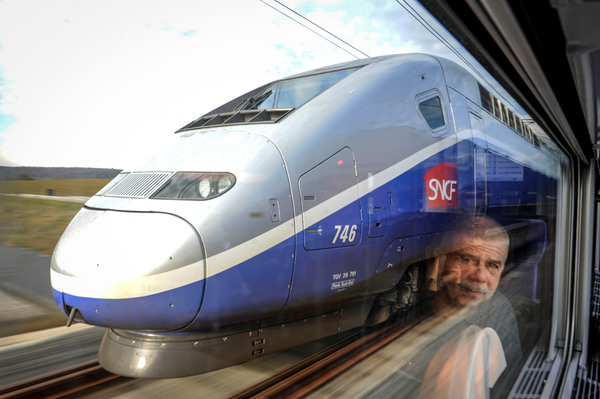 interieur d'un train TGV Rhyn rhones, autre train TGV roulant en parallele..Inauguration des nouvelles gares TGV Rhin Rhones, premiere liaison a grande vitesse province province, ligne a grande vitesse, SNCF RFF..transport ferroviaire