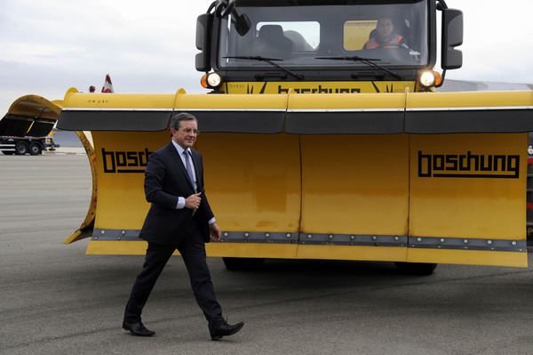 Thierry Mariani, ministre des transports devant un chasse neige special deneigement des pistes..Aêroport Charles de Gaulle, aeroport de Paris, ADP..Transport aerien, aeronautique