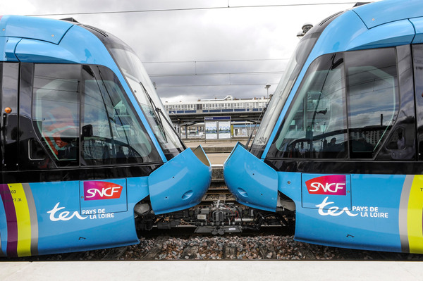 Rame Tram train Citadis dualis fabrique par Alstom, gare SNCF de Nantes..service de liaison ferroviaire pour completer l'offre TER, train express regionnaux..transport en commun ferroviaire