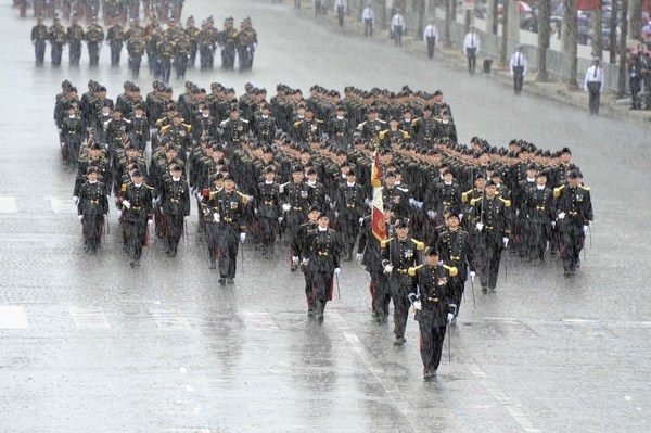 defile militaires de l'EcolePolytechnique sous la pluie lors de la ceremonie de la fete nationale, place de la Concorde