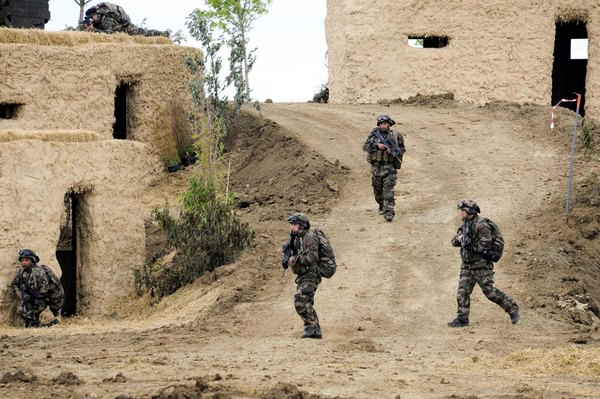 soldat, reconstitution de village sur terrain Afghan