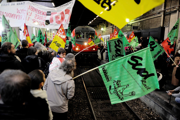 manifestation de salaries de la SNCF contre l'ouverture du marche de transport ferroviaire de voyageur au secteur prive, hall arrive de la gare de Lyon, drapeaux du syndicats Sud Rail et CGT Cheminots, train Thello, rail..Premier transport de voyageur pa