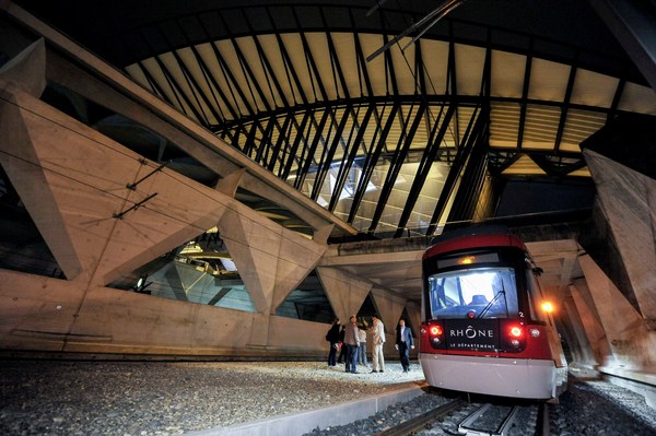 rame, quai de la gare de l'aeroport de Lyon Saint Exupery..Tramway Tango fabrique par Stadler Rail, societe Suisse, ligne exploitee par CFTA Rhones filiale de Veolia Transport..transport ferroviaire, transport en comun