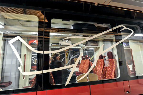 rame, siege, bagages, voyageur, avion..Tramway Tango fabrique par Stadler Rail, societe Suisse, ligne exploitee par CFTA Rhones filiale de Veolia Transport..transport ferroviaire, transport en comun