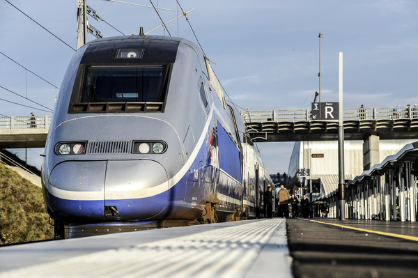 Train TGV Rhyn Rhones, quia, voie ferree, gare de Belfort Montbeliard TGV ..Inauguration des nouvelles gares TGV Rhin Rhones, premiere liaison a grande vitesse province province, ligne a grande vitesse, SNCF RFF..transport ferroviaire