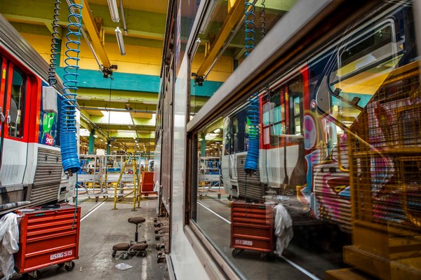 Operation de grande visite, atelier, voiture, tags..Renovation de rames a deux niveau du parc roulant SNCF Transilien, rame Z2N, STIF..Technicentre, centre de maintenance du materiel roulant de la SNCF..transport ferroviaire