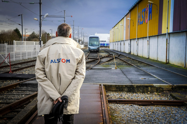 tramway Citadis de Valencienne, voie ferree, rame TGV Duplex, logo, employe, technicien ..Site de production d'Alstom Transport pour les tramway Citadis..Transport ferroviaire urbain