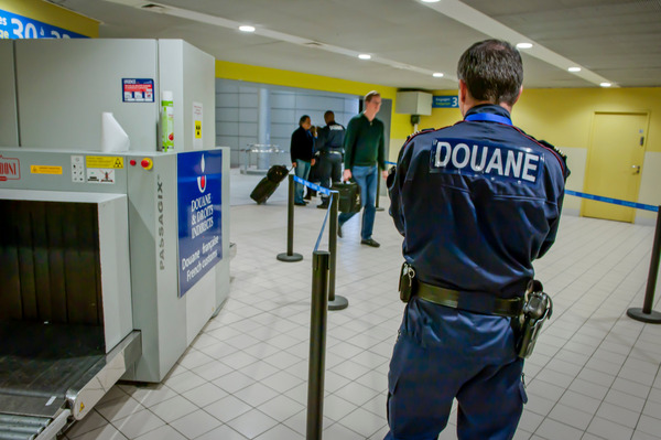zone arrive, controle des douanes, importation, passagers, douaniers, scanner..visite du secretaire d'etat au tourisme, terminal 2E, aeroport Charles de Gaulle..Aeroport de Paris, ADP, transport aerien, tourisme *** Local Caption *** FLOUTER LES VISAGES D