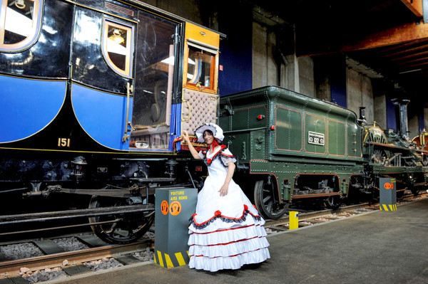 quai du 19eme siecle, wagon de 1ere classe, femme en costume d'epoque, locomotive a vapeur Crampton, halle Quai de l'histoire..Association du Musee Francais du Chemin de Fer, AMFCF..transport feroviaire, patrimoine culturel