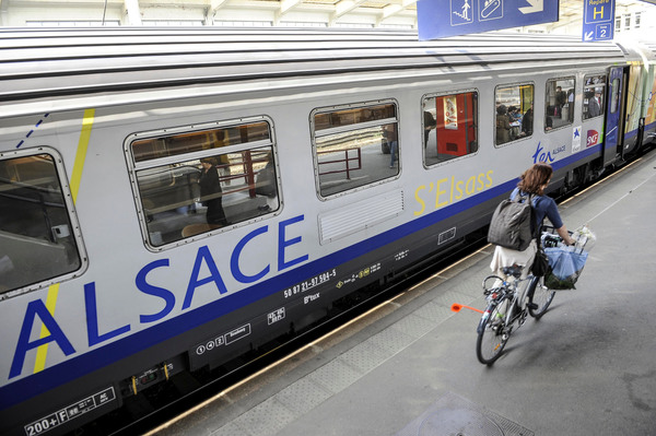 gare SNCF, trains TER Alsace, voyageurs, controlleurs ..transport ferroviaire
