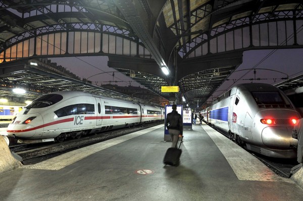 gare de l'Est, train a grande vitesse ICE de la DB, TGV Est, quai, SNCF..transport ferroviaire