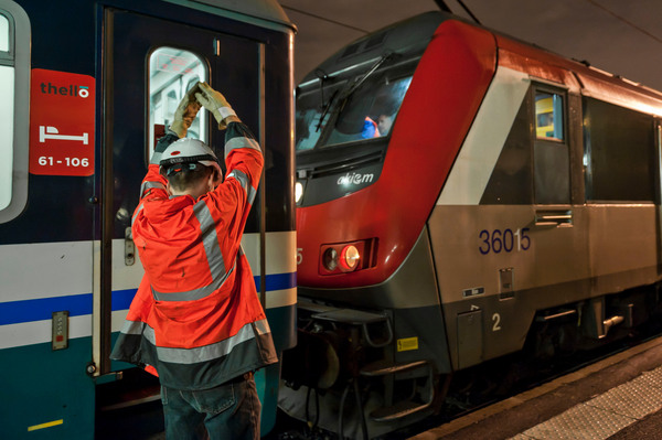 technicien, attelage de la locomotive Thello, quai, train SNCF, gare de Lyon..Premier transport de voyageur par une compagnie ferroviaire privee en France ..Thello, nouvelle compagnie ferroviaire creee par Trenitalia et Veolia Transport Transdev, operateu