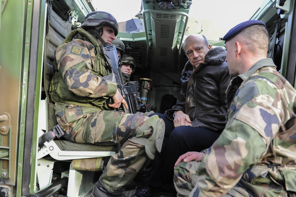 Alain Juppe, ministre de la defense, soladts du 92 regiment d'infanterie de Clermont Ferrand, armme de terre, fusil d'assault FAMAS, VBCI, Vehicule Blinde de Combat et d'Infanterie fabrique par Nexter...Defense