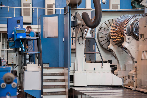 GE Energy. Atelier d'assemblage de rotors de turbines a gaz..GE et EDF fetent 40 ans de collaboration et signent un partenariat pour le co developpement d'une centrale thermique a cycle combine gaz de nouvelle generation..energie