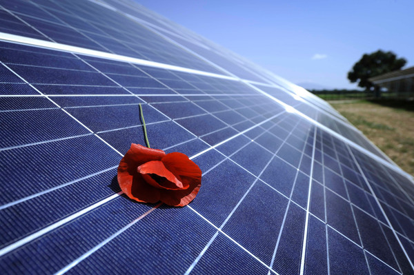 parc de production d'electricite solaire, panneaux photovoltaique, electricite renouvelable ..Solairedirect operateur prive d'electricite ..premier parc solaire certifie ISO 14001 en France, pour la mise en place d'un systeme de management de de l'enviro