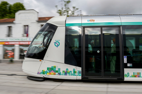 Rame de tramway de la ligne T5, tramway sur pneus monorail fabrique par Lohr...RATP, Stif, transport en commun interurbain ferroviaire, ligne T5 reliant Saint Denis, Pierrefitte sur Seine, Garges - Sarcelles