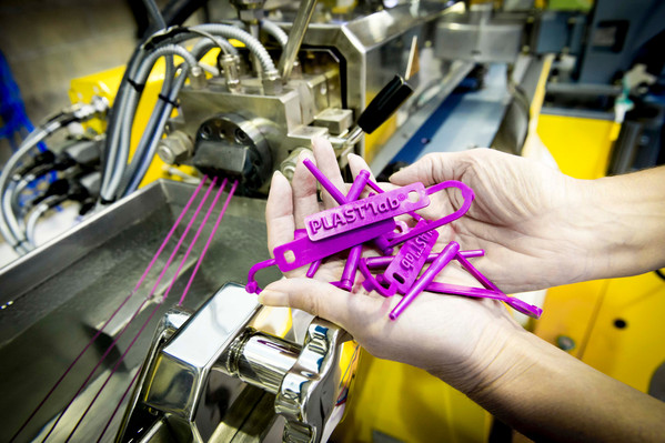 extrudeur, experimentation d'extrusion de plastique issu du recyclage..PLAST lab, laboratoire de recherche de valorisation des dechets plastique, recyclage, economie circulaire ..CIRSEE, Centre International de Recherche sur l'Eau et l'Environnement..Inau