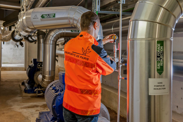 Salle de reinjection de l'eau , technicien d'ADP ..Centrale thermique de l'aeroport d'Orly, installations geothermiques, Aeroport de Paris, ADP..energie renouvelable, developpement durable, transport aerien
