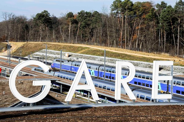 voie ferree, quai, train TGV, gare TGV de Besancon Franche Comte..Inauguration des nouvelles gares TGV Rhin Rhones, premiere liaison a grande vitesse province province, ligne a grande vitesse, SNCF RFF..transport ferroviaire