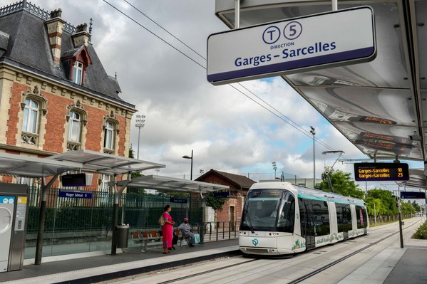 Rame de tramway de la ligne T5, tramway sur pneus monorail fabrique par Lohr...RATP, Stif, transport en commun interurbain ferroviaire, ligne T5 reliant Saint Denis, Pierrefitte sur Seine, Garges - Sarcelles