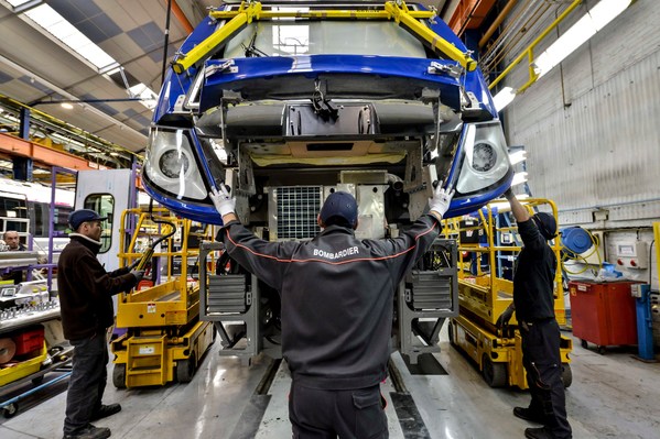 Site de production Bombardier, chaine de fabrication des rame Regio2N, employe de Bombardier, ouvrier, mise en place de la carrosserie sur le nez de l'automotrice ..Regio 2N, TER a deux niveaux, automotrice articulee..SNCF, transport ferroviaire regional