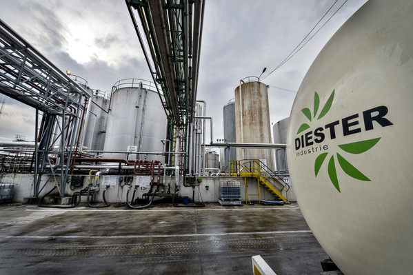 Remplissage de camion de transport de diester et cuve de stockage..Annonce de la creation d'AD Biodiesel, societe specialisee dans la production et la commercialisation de biodiesel a base de graisses animales et d'huiles alimentaires usagees..Site de Die
