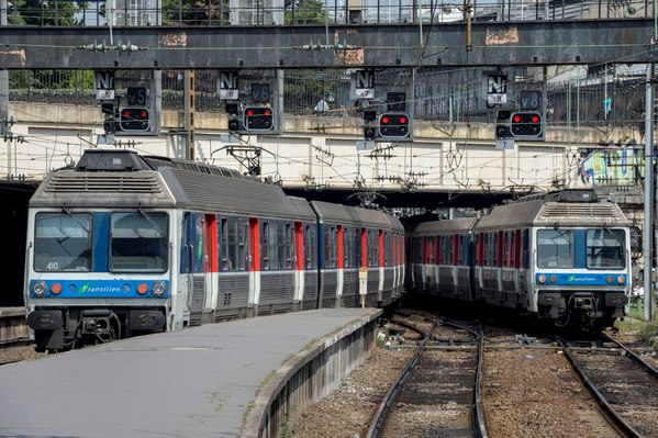 quai, gare de Paris Saint Lazare, rame de train Transilien renove ..Mise en service du train Transilien Le Francilien sur la ligne L a Paris Saint Lazare..transport ferroviaire, reseau Transilien SNCF