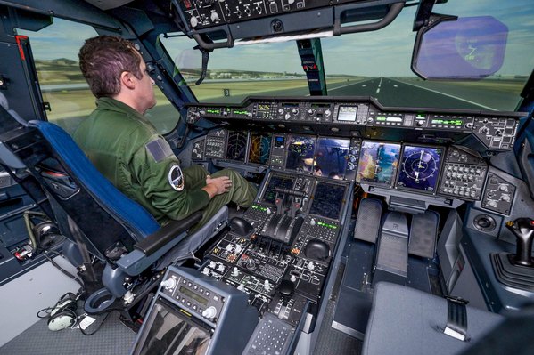 Centre de formation A400M franco allemand pour les equipage militaire, simulateur de vol Thales, simulation..Livraison du premier avion de tranport militaire Airbus A400M a l'armee de l'air francaise, premiere nation a le recevoir ..Aeronautique, defense,