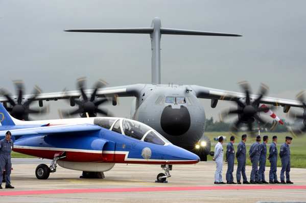 Airbus A400M, avion de transport militaire europeen, Alpha Jet de la Patrouille de France, arrive du president de la Republique