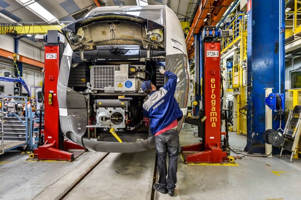 Site de production Bombardier, chaine de fabrication de train TER Francilien, employe de Bombardier, ouvrier..Regio 2N, TER a deux niveaux, automotrice articulee..SNCF, transport ferroviaire regional