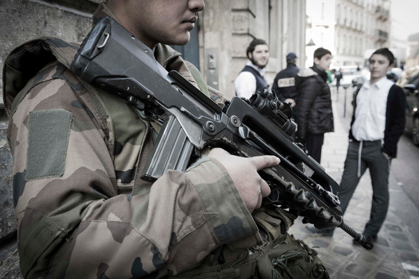 Ecole juive, centre culturel rue Pavee, miltaire, plan vigipirate Alerte attentat, fusil d'assault Famas, gilet pare balles, eleves..La maire de Paris rencontre des militaires mobilises a Paris dans le cadre du Plan Vigipirate Alerte attentat..terroirisme