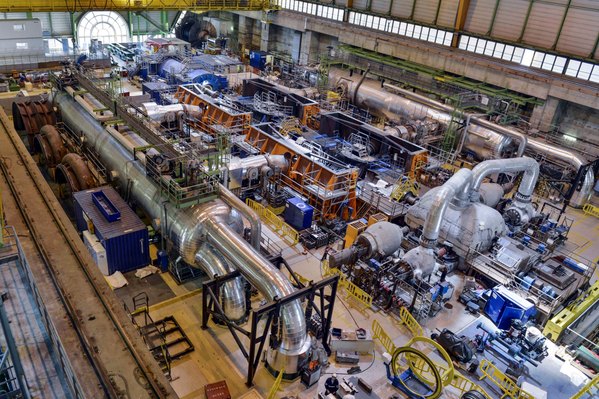 Salle des machines, groupe turbo propulseur, turbine de production d'electricite Alstom, Alsthom en revision visite decenale, employe d'Alstom Power..Visite decenale de la tranche 2 de la centrale nucleaire de Saint Laurent des eaux..Energie nucleaire, pr