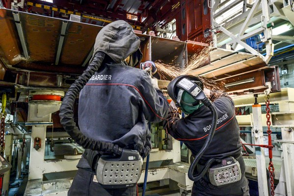 Site de production Bombardier, chaine de fabrication DES rame Regio2N, realisation de la caisse, ouvrier, soudeur, chaudronnerie ..Regio 2N, TER a deux niveaux, automotrice articulee..SNCF, transport ferroviaire regional