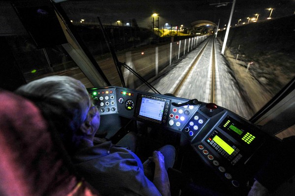 poste de conduite, conducteur, rail, arrivee a la gare de l'aeroport de Lyon Saint Exupery..Tramway Tango fabrique par Stadler Rail, societe Suisse, ligne exploitee par CFTA Rhones filiale de Veolia Transport..transport ferroviaire, transport en comun