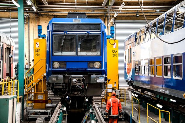 Operation de grande visite, voiture, caisse, employe de la SNCF, cheminot, technicien, sortie d'une locomotive de l'atelier..Renovation de rames a deux niveau du parc roulant SNCF Transilien, rame Z2N, STIF..Technicentre, centre de maintenance du materiel