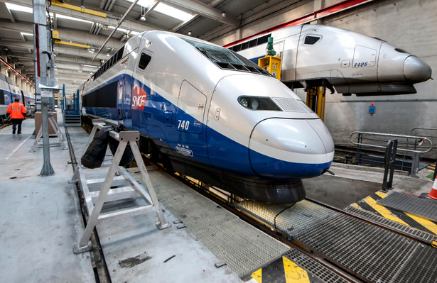 train TGV en position de levage, rame de train a grande vitesse en entretien ..Technicentre Est Europeen, centre de maintenance et de reparation..Transport ferroviaire, SNCF Infrastructure