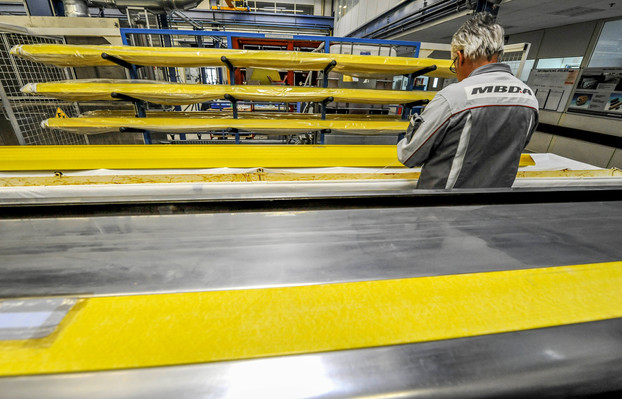 Atelier materiaux composites, employe de MBDA, fabrication de conteneur de missile Aster..Site de production de missile MBDA, groupe EADS..Industrie de defense, aeronautique miltaire