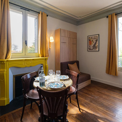 La Maison Forestière, Espace repas dans une maison rénovée, parquet, moulures, cheminée jaune