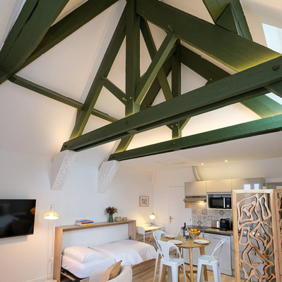 La Maison Forestière, Mise en valeur de la charpente, charpente peinte vert foncé, maison