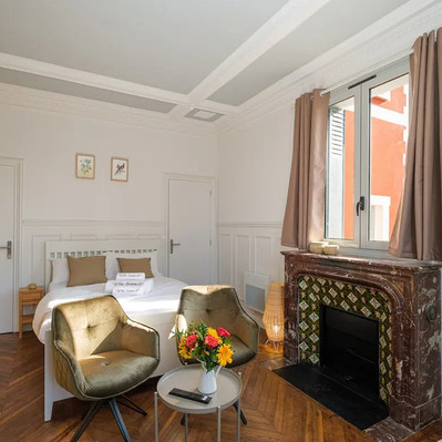 La Maison Forestière, Chambre chaleureuse dans un décor conservé, parquet, cheminée traditionnelle, moulures