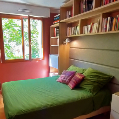 Suite adaptée pour fauteuil roulant, Chambre-Bibliothèque lumineuse, livres
