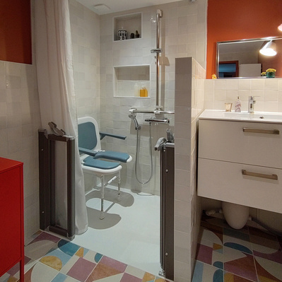 Suite adaptée pour fauteuil roulant, Douche PMR, carrelage antidérapant, rouge