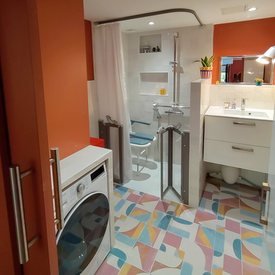 Suite adaptée pour fauteuil roulant, Douche PMR colorée, rouge, ocre