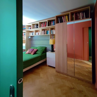 Suite adaptée pour fauteuil roulant, Chambre accessible et Lit-Bibliothèque