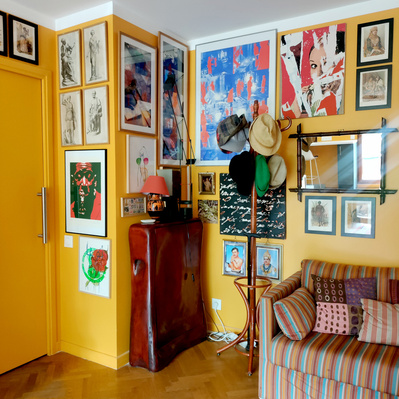 Appartement maximaliste, Salon-Galerie art display, jaune, parquet