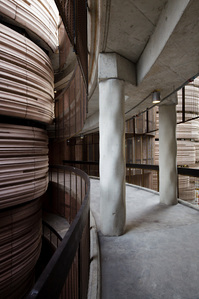 The angled concrete columns with distinctive undulating texture found in NTU Learning Hub in Singapore designed by Heatherwick Studio.