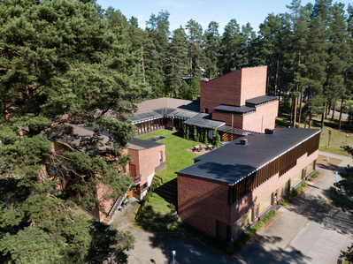 Aerial view of Saynatsalo Town Hall designed by Alvar Aalto, showing the terraced steps leading to the courtyard.