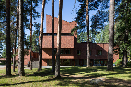 Elevation view of the red brick facade of Saynatsalo Town Hall designed by Alvar Aalto.
